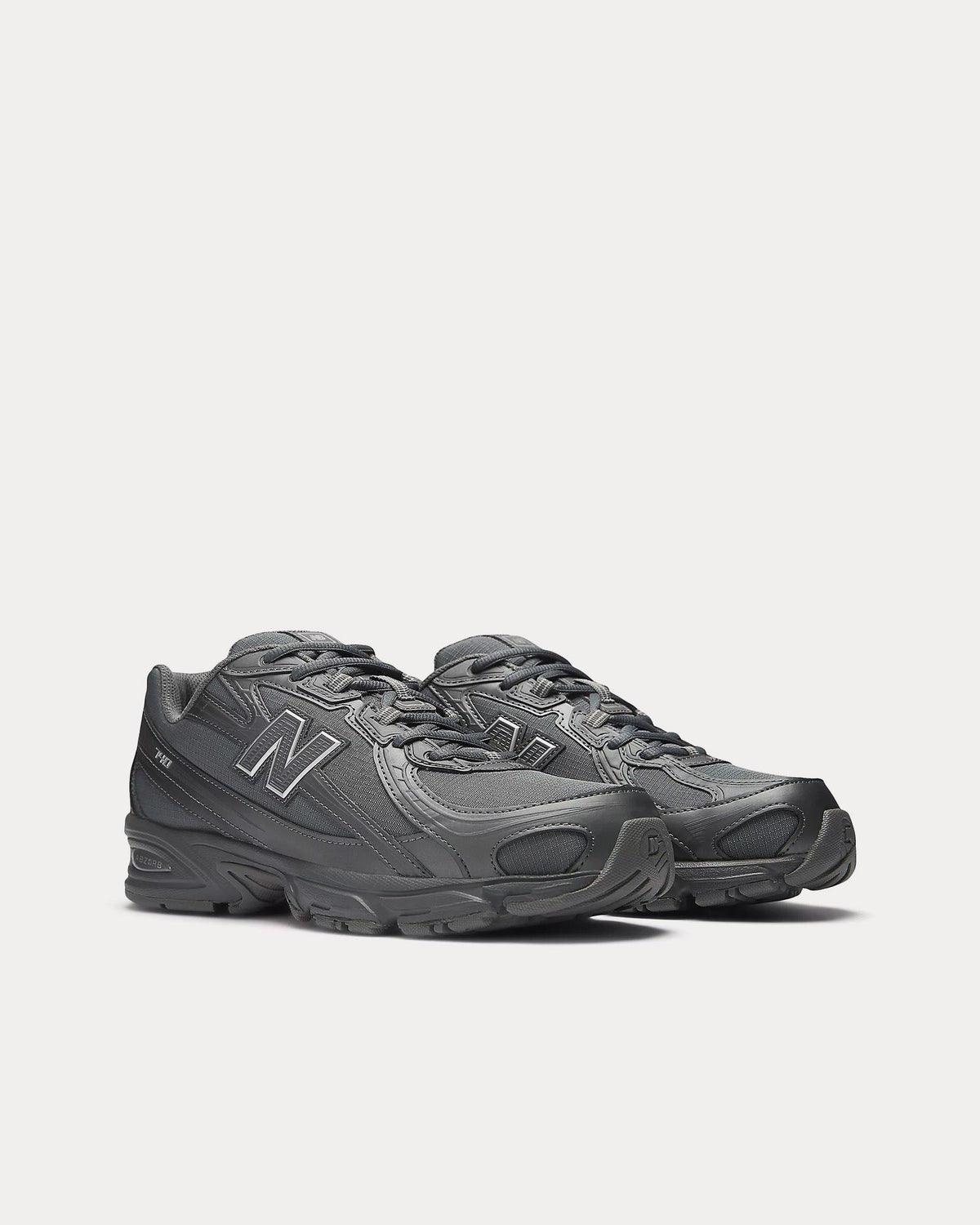 740 Castlerock / Silver Metallic Low Top Sneakers