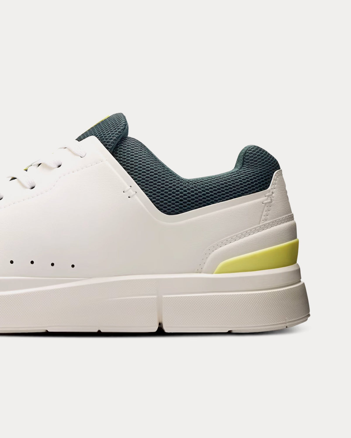 The Roger Advantage Ivory / Evergreen Low Top Sneakers