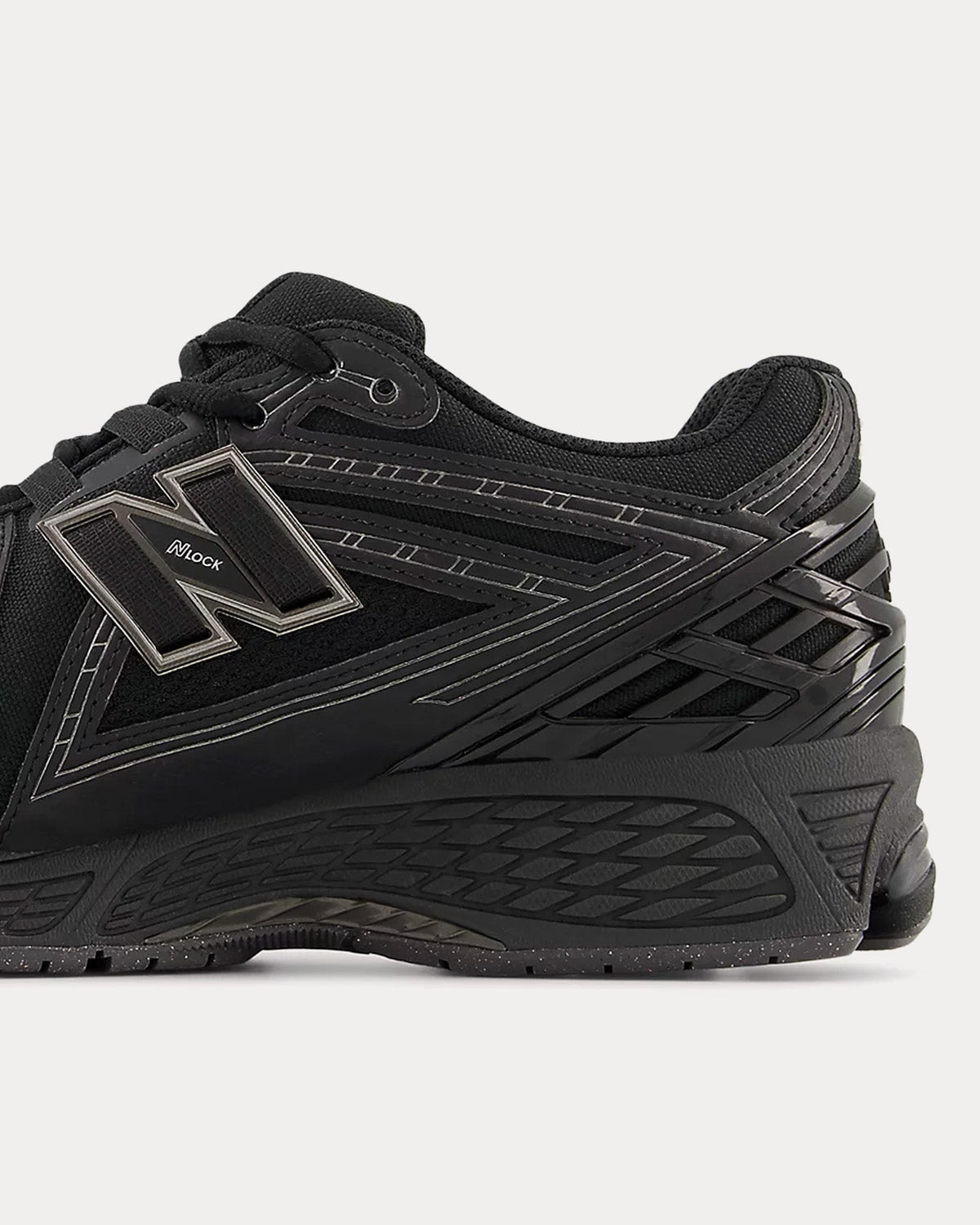 1906r Black / Silver Metallic Low Top Sneakers