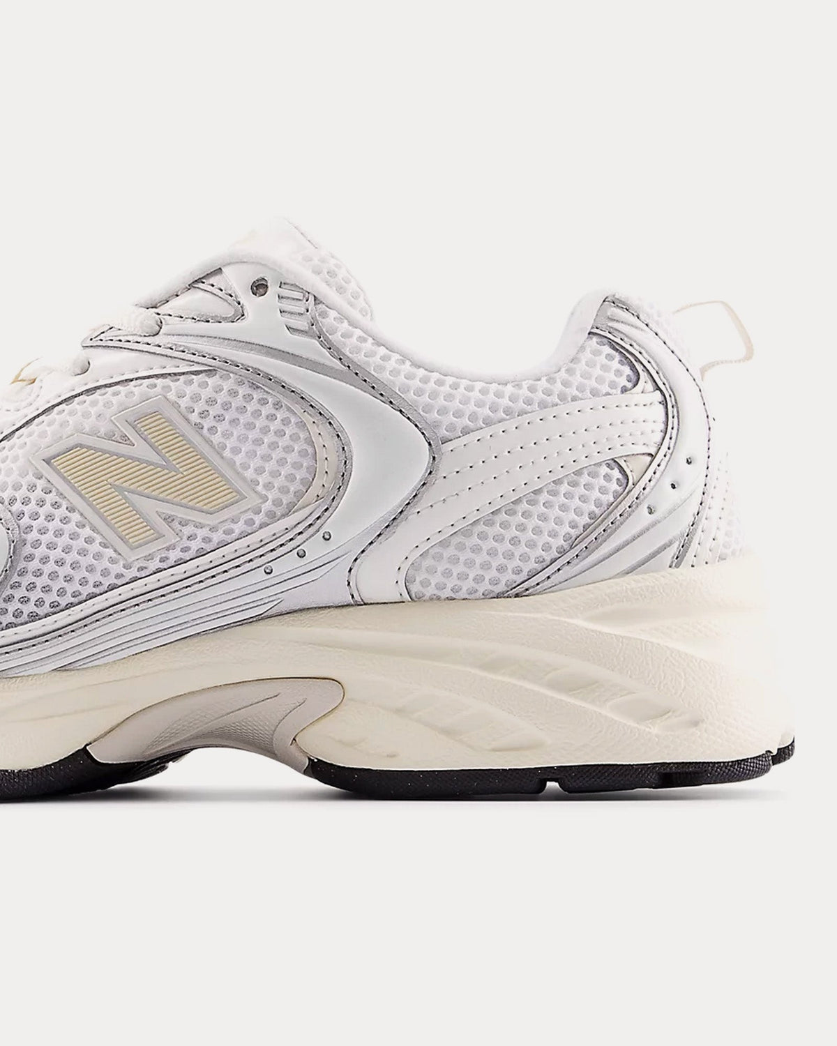 530 Silver Metallic / Linen Low Top Sneakers