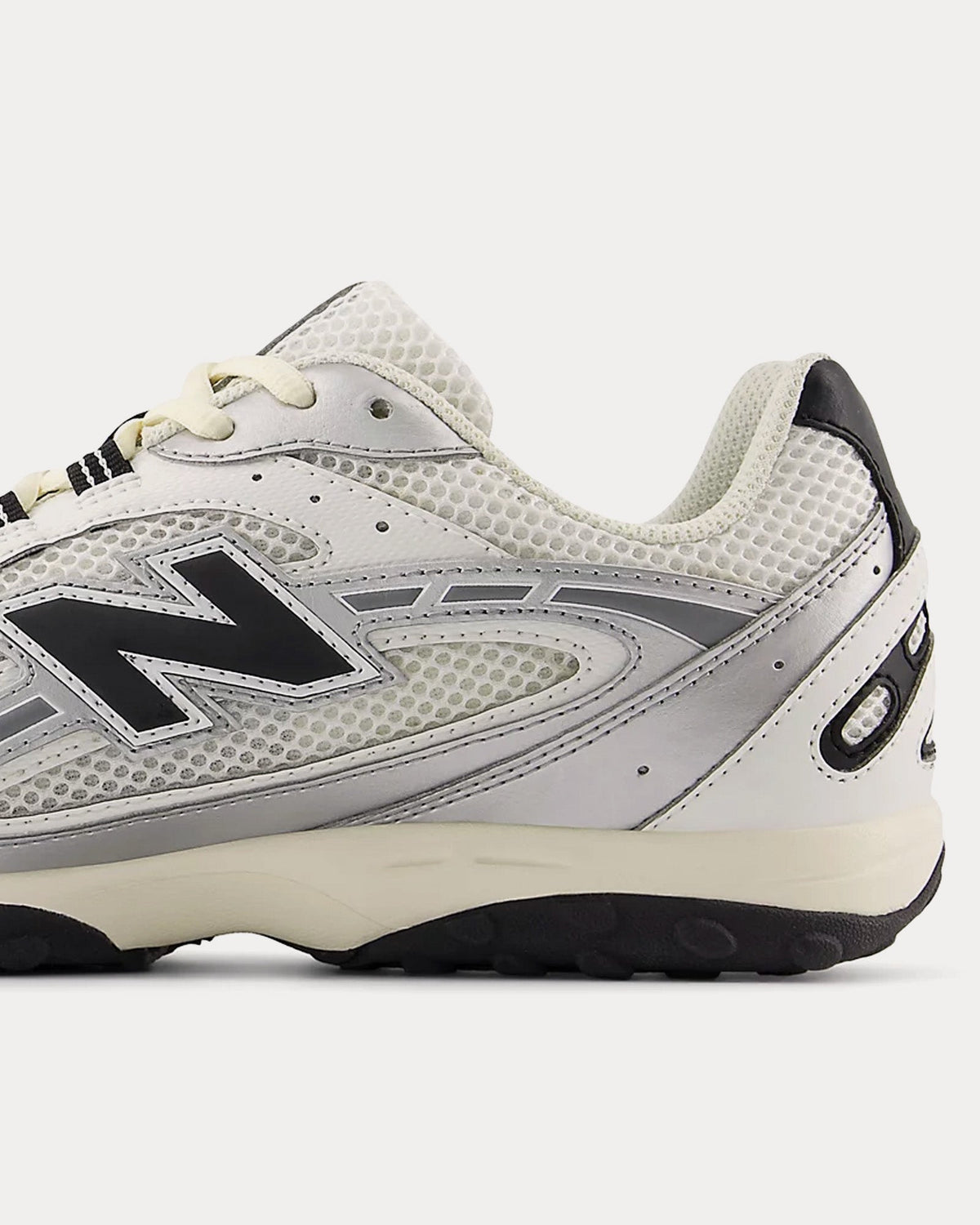 204L Silver Metallic / Black Low Top Sneakers