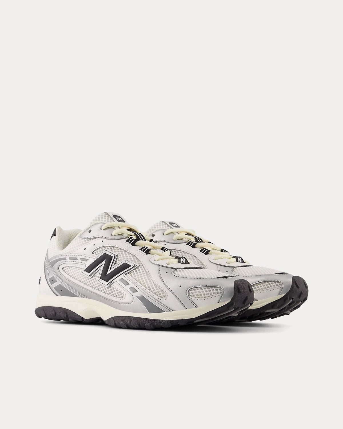 204L Silver Metallic / Black Low Top Sneakers