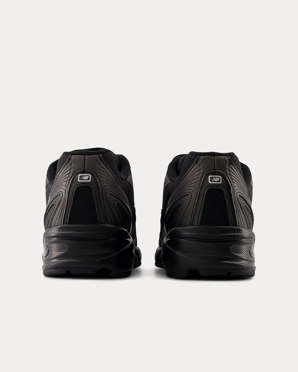 740 Black / Silver Metallic Low Top Sneakers
