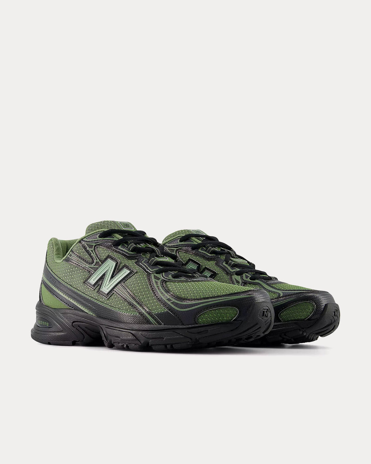 740 Utility Green / Black Low Top Sneakers