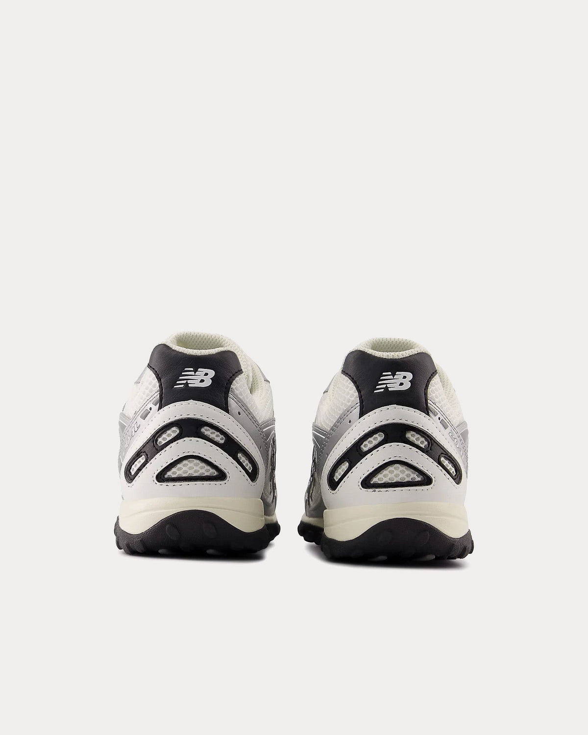 204L Silver Metallic / Black Low Top Sneakers
