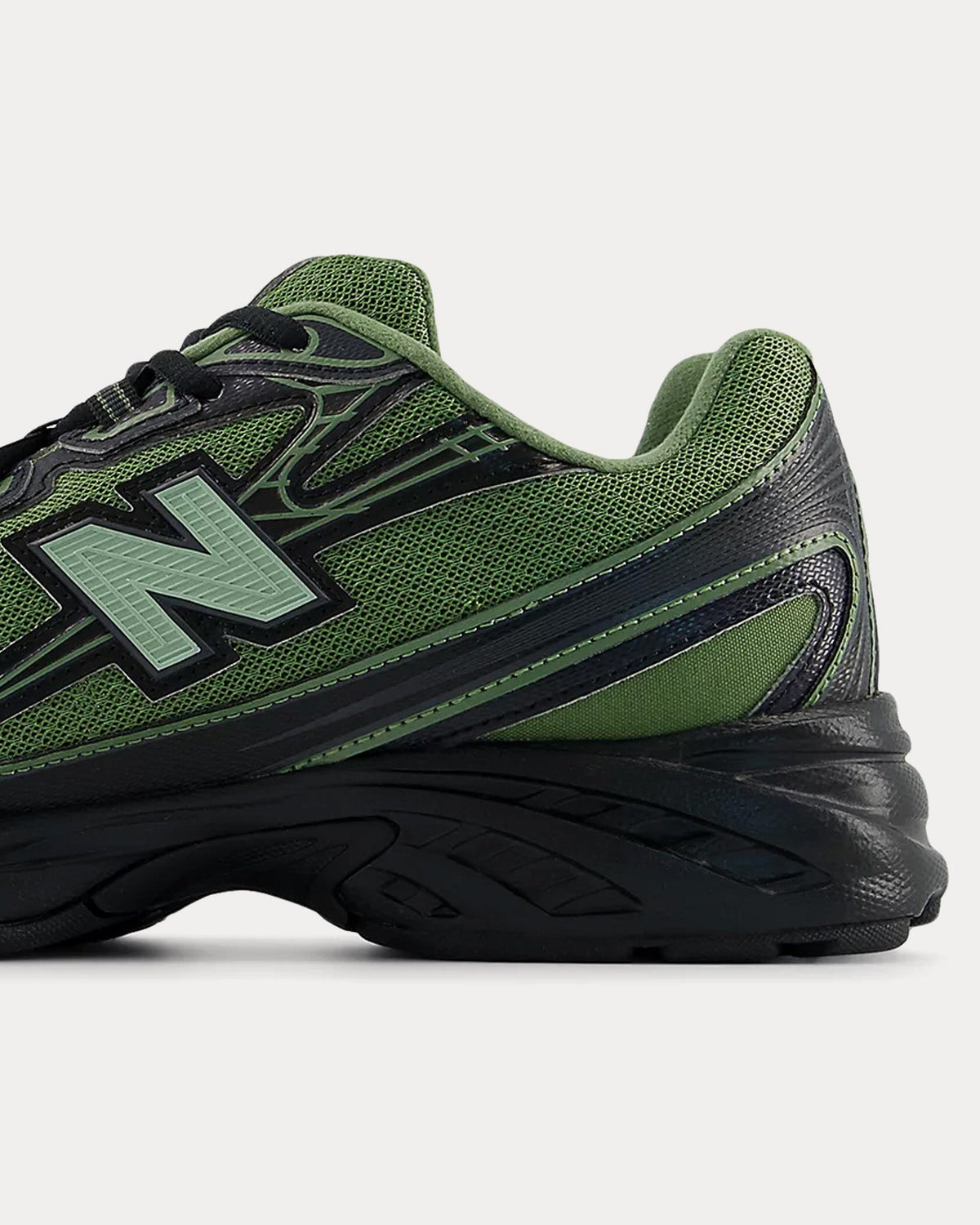 740 Utility Green / Black Low Top Sneakers
