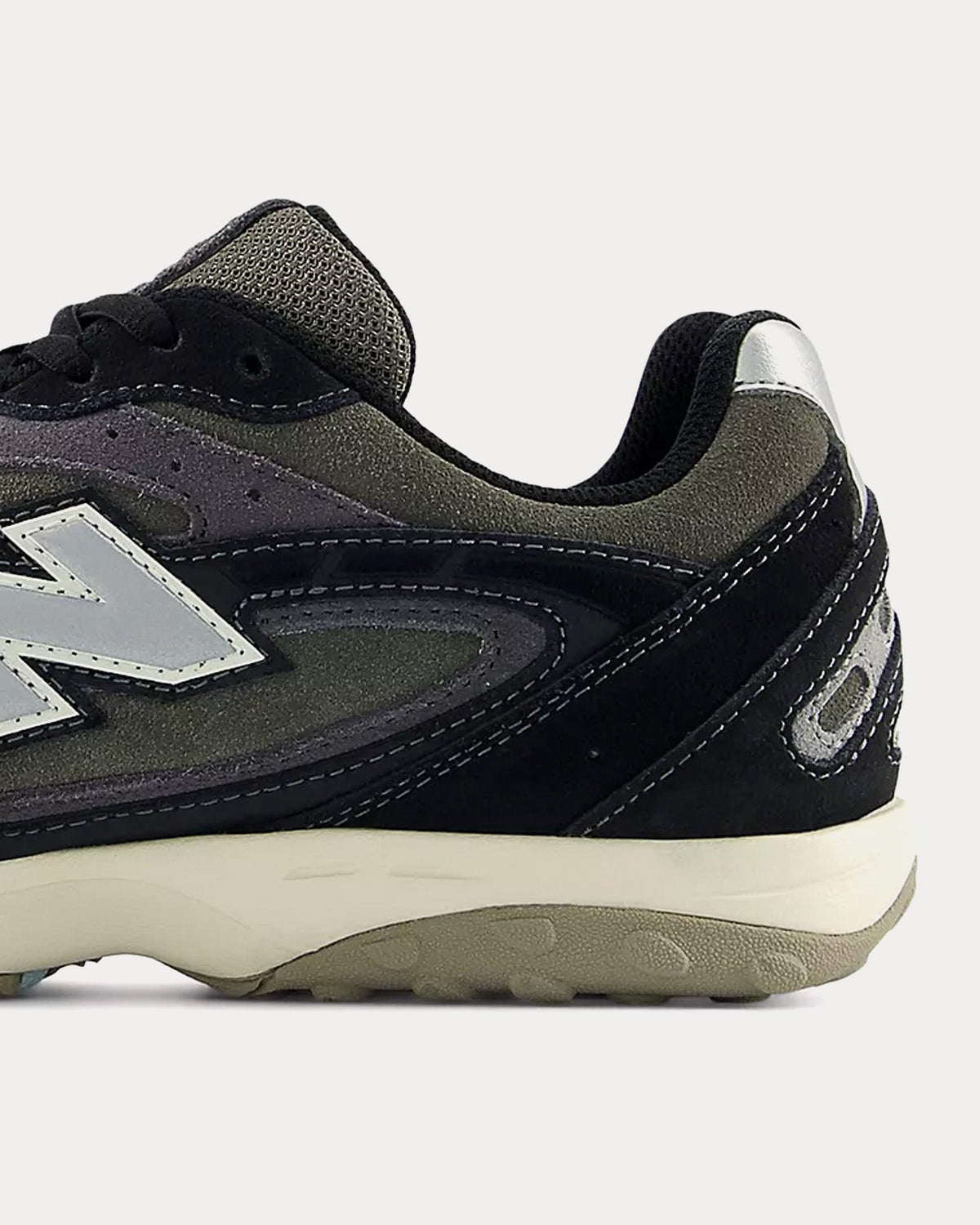 204L Black / Magnet Low Top Sneakers